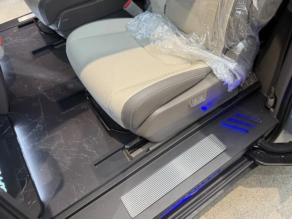 Kia Carnivalのカーフィルム施工事例｜断熱・スモーク効果 施工写真 1-2