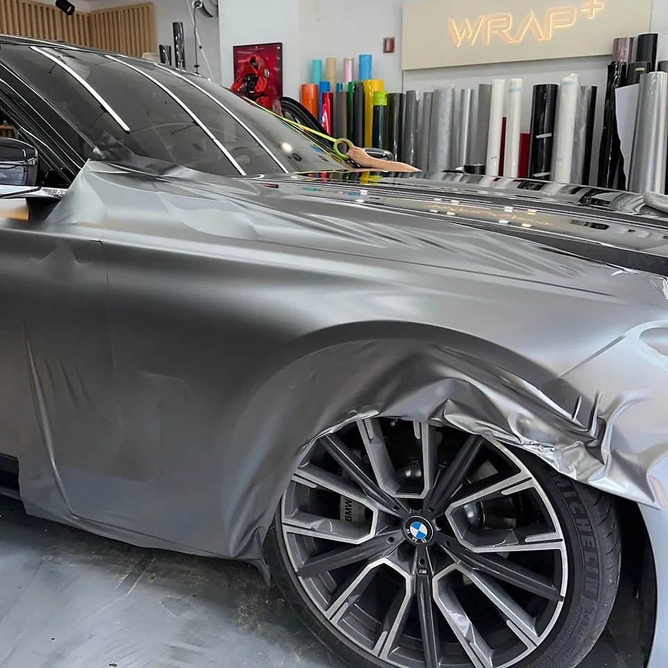 BMW 7 Seriesのカーラッピング事例|GTシルバーとカーボン 施工写真 1-3