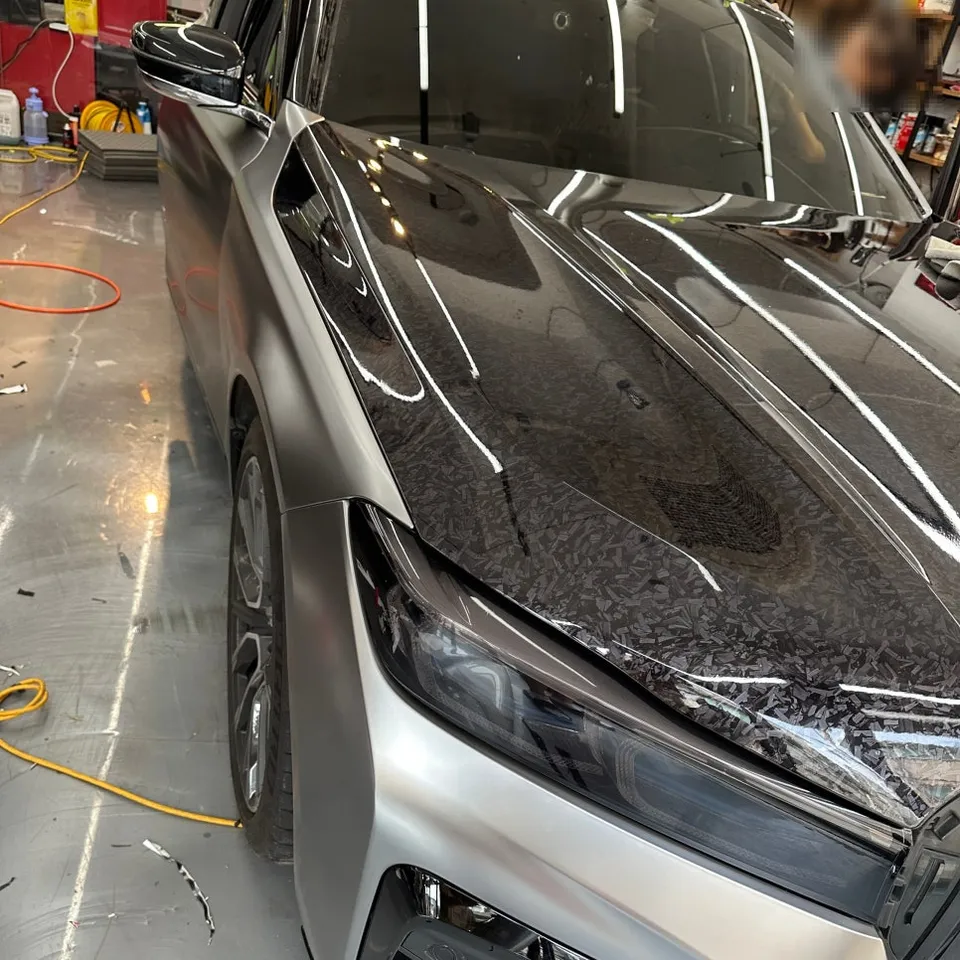 BMW 7 Seriesのカーラッピング事例|GTシルバーとカーボン 施工写真 2-3