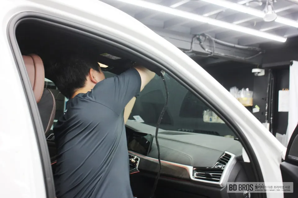 BMW X5のドライブレコーダー取付事例 施工写真 1-2