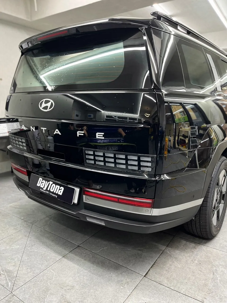 Hyundai Santa Fe MX5 vinyl wrap - Hyundai Santa Fe MX5 Vinyl Wrap Review — Sporty Black Ink Style photo 3