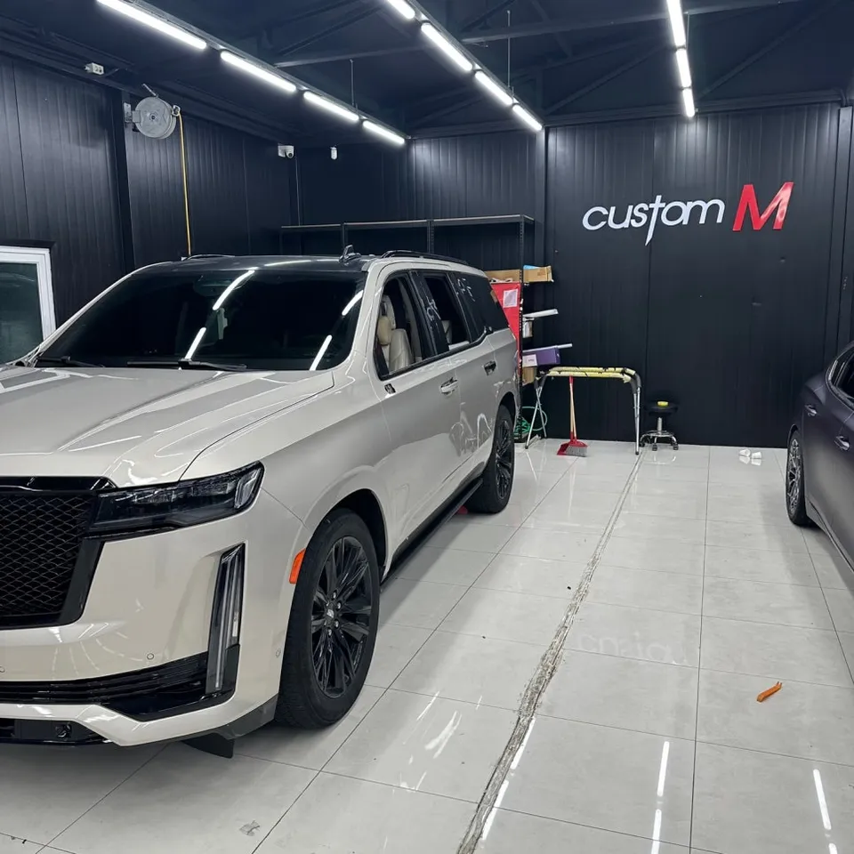 Cadillac Escaladeのカーラッピング事例｜ブラックで高級感を向上 施工写真 1-1