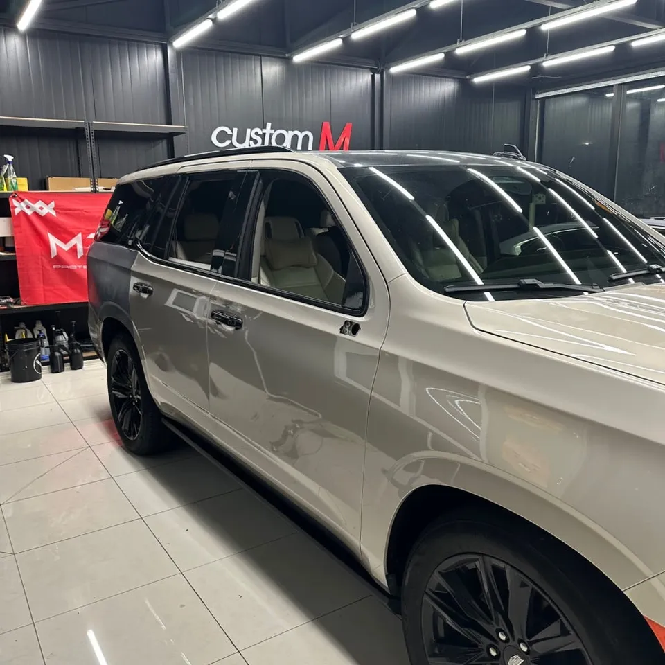Cadillac Escaladeのカーラッピング事例｜ブラックで高級感を向上 施工写真 2-1