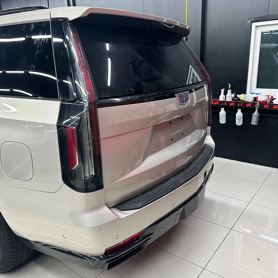 Cadillac Escaladeのカーラッピング事例｜ブラックで高級感を向上 施工写真 3-1