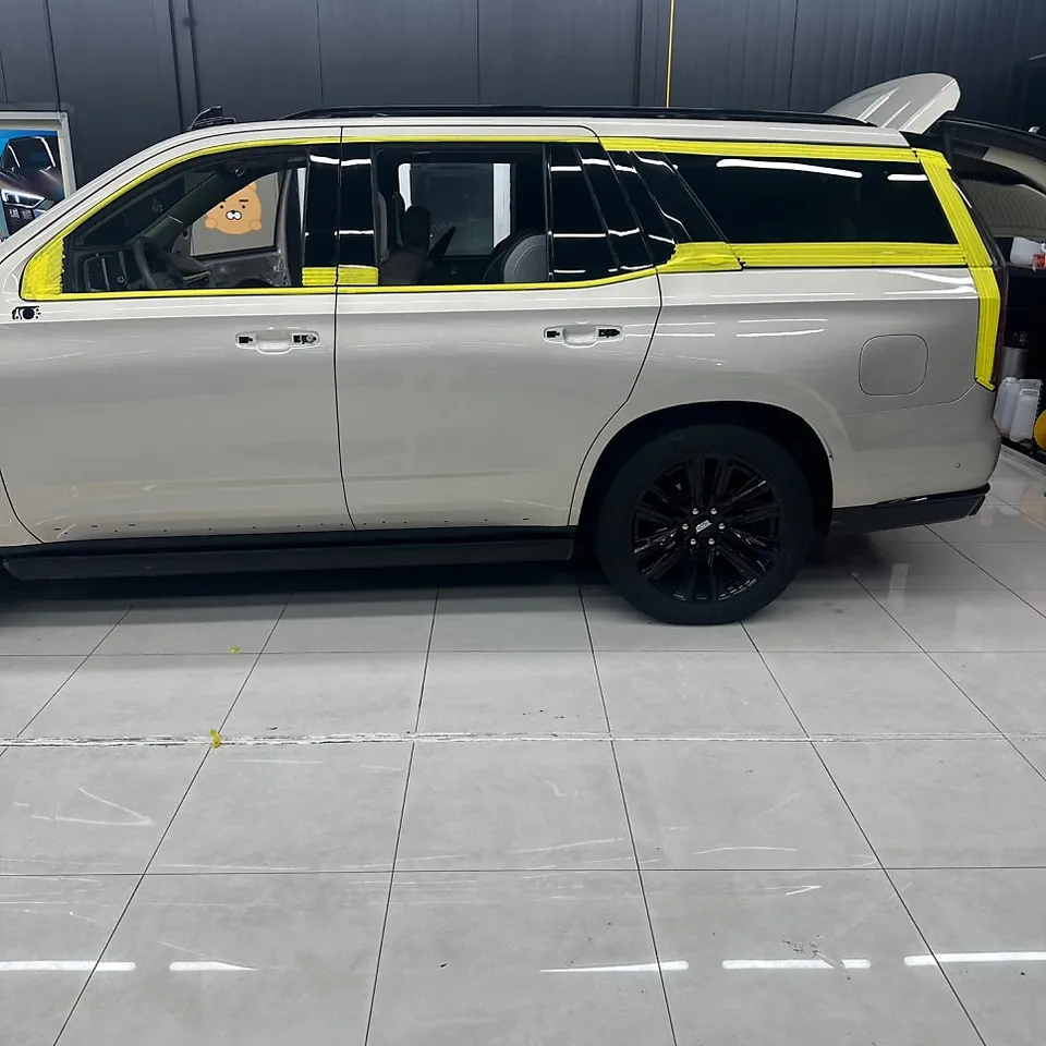 Cadillac Escaladeのカーラッピング事例｜ブラックで高級感を向上 施工写真 2-2