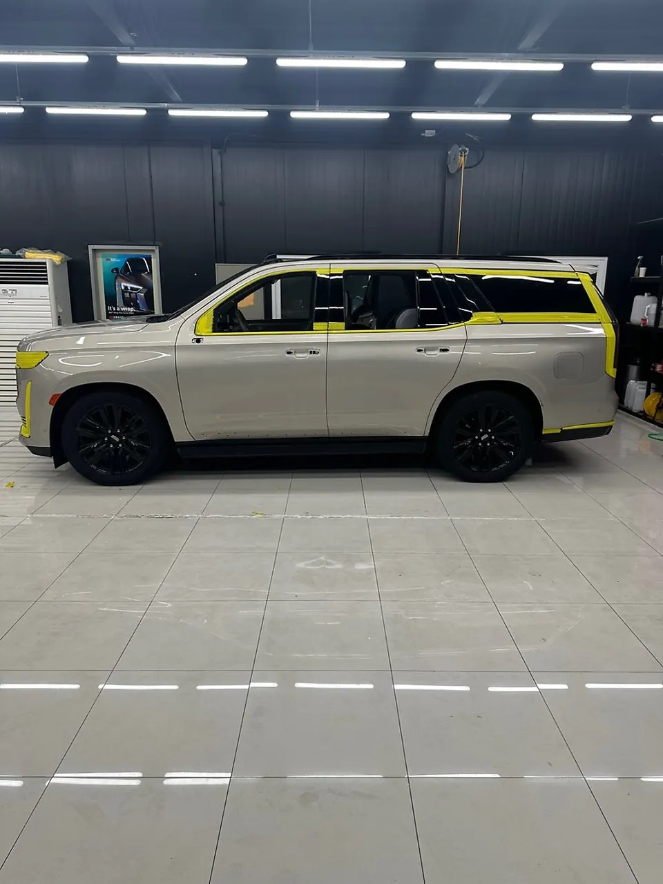 Cadillac Escaladeのカーラッピング事例｜ブラックで高級感を向上 施工写真 3-2