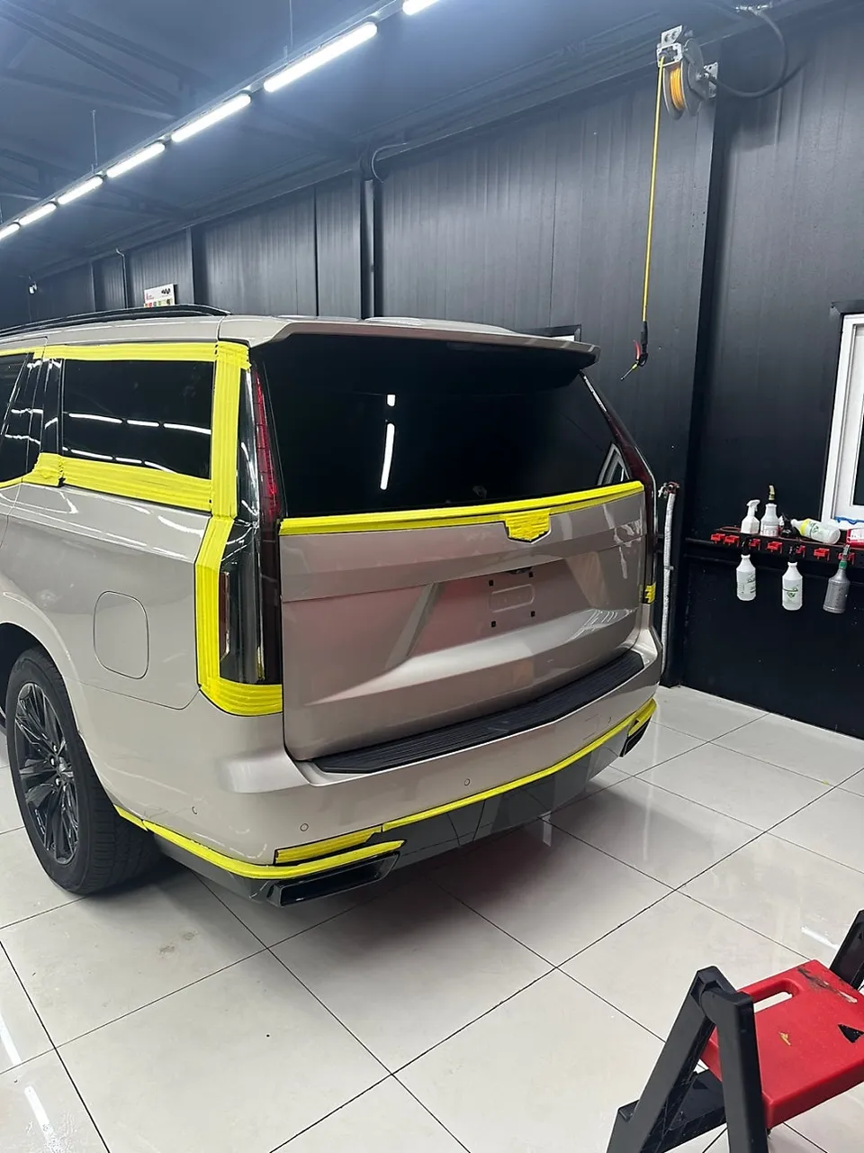 Cadillac Escaladeのカーラッピング事例｜ブラックで高級感を向上 施工写真 1-3
