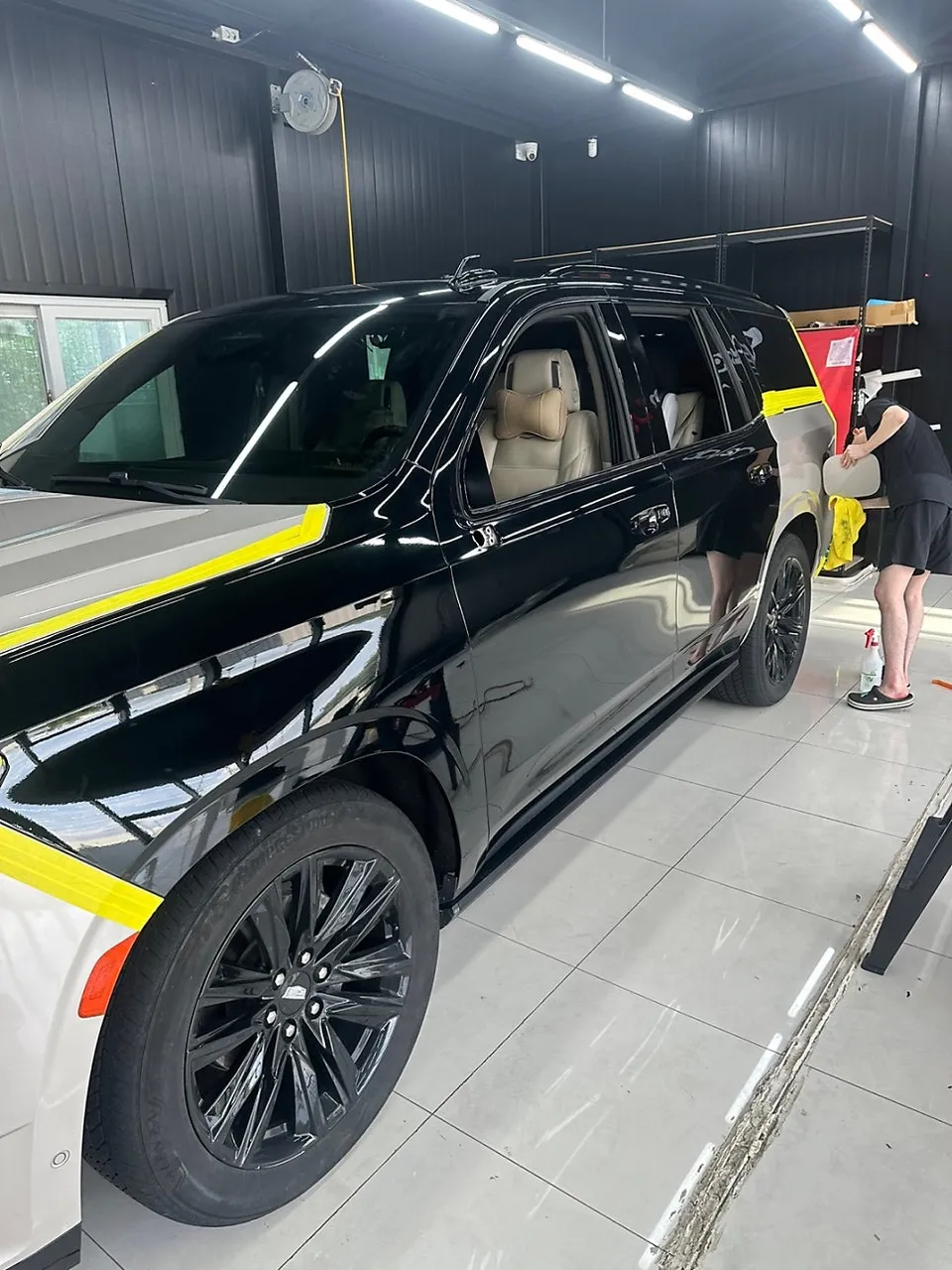 Cadillac Escaladeのカーラッピング事例｜ブラックで高級感を向上 施工写真 2-3