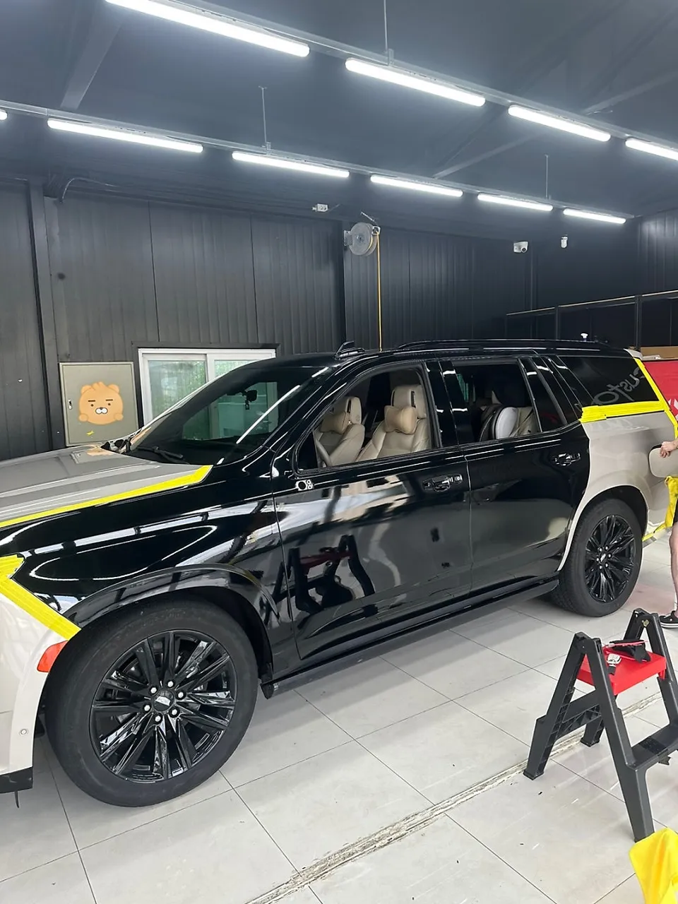 Cadillac Escaladeのカーラッピング事例｜ブラックで高級感を向上 施工写真 3-3