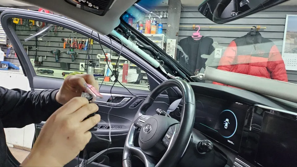 Hyundai Azeraのドラレコ取付事例｜費用目安・仕上がり 施工写真 3-1