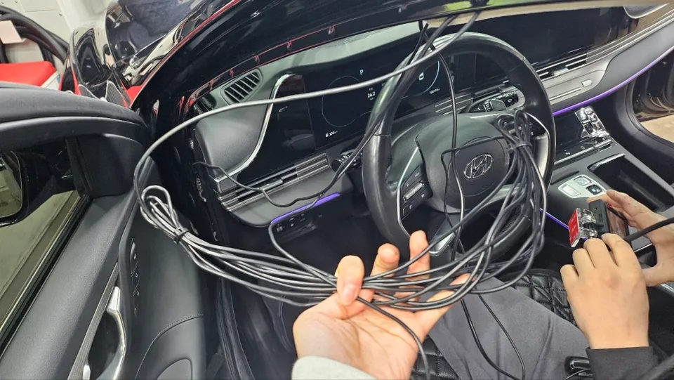 Hyundai Azeraのドラレコ取付事例｜費用目安・仕上がり 施工写真 1-2