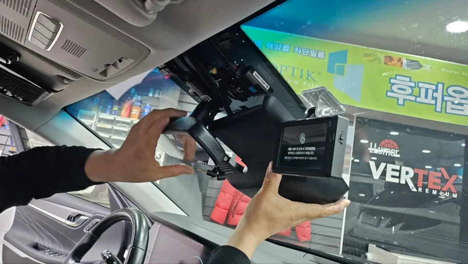 Hyundai Azeraのドラレコ取付事例｜費用目安・仕上がり 施工写真 1-3