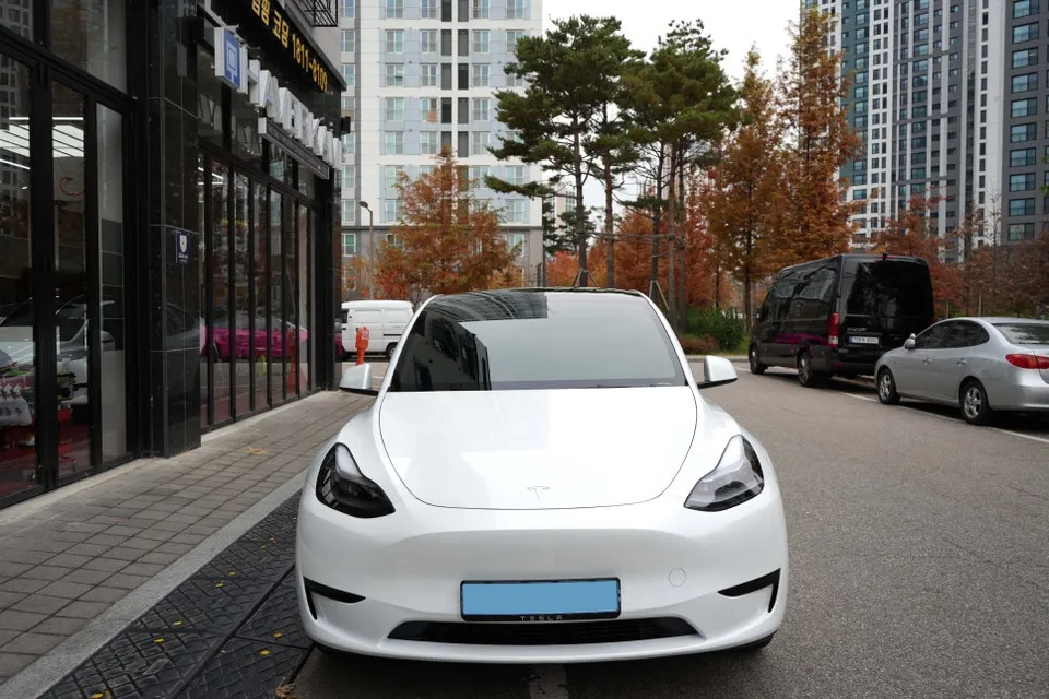 Tesla Model Y window tinting - Tesla Model Y Window Tinting Review: Rainbow V90 Film photo 4