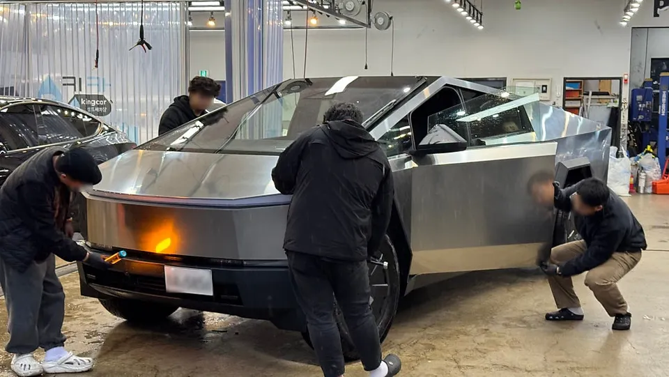 Tesla Cybertruckのカーフィルム施工事例 施工写真 2