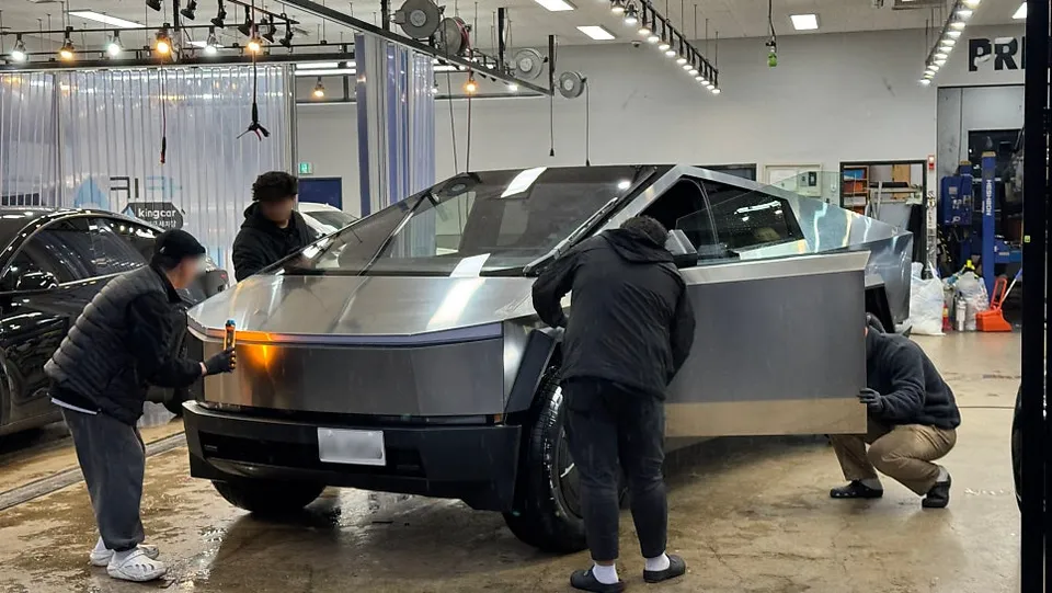 Tesla Cybertruckのカーフィルム施工事例 施工写真 3