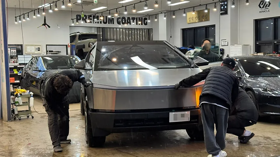 Tesla Cybertruckのカーフィルム施工事例 施工写真 5