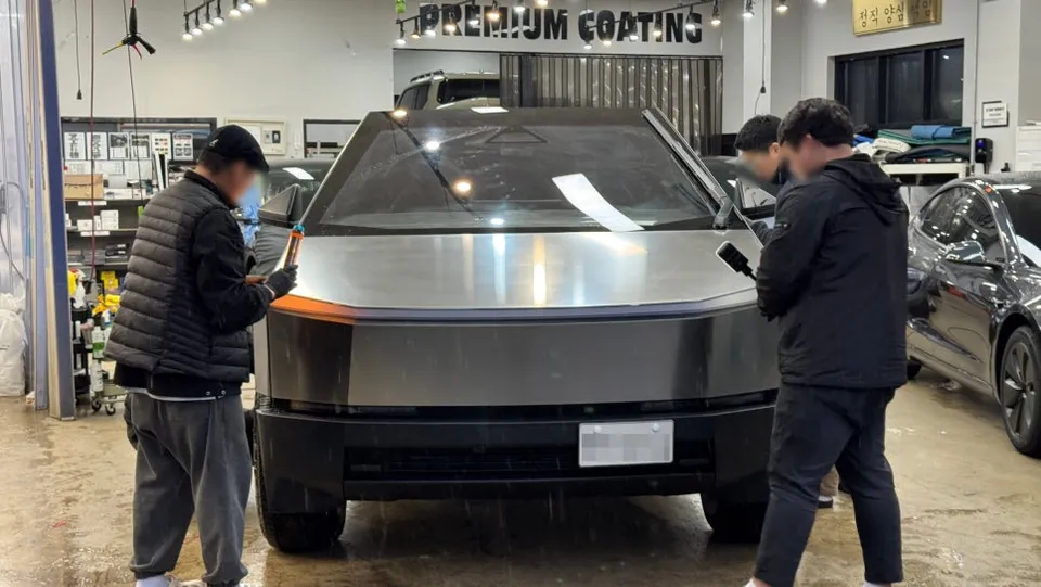 Tesla Cybertruckのカーフィルム施工事例 施工写真 6