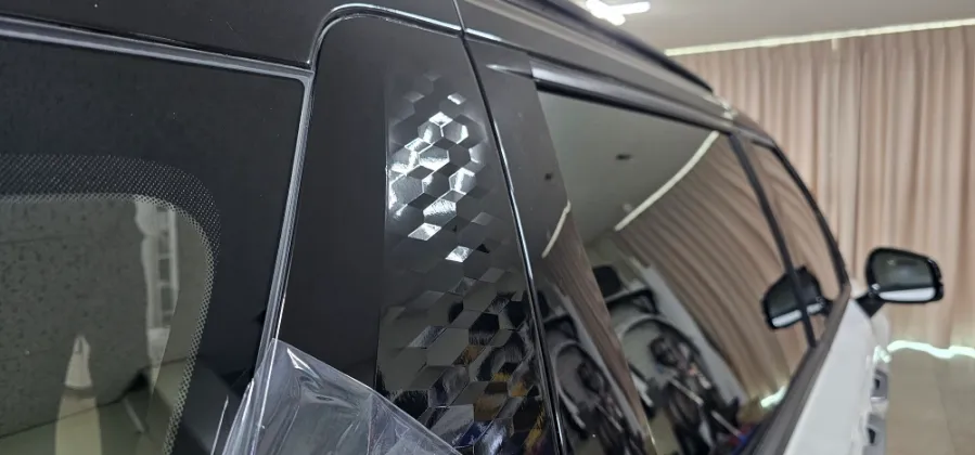 Kia Carnival KA4 vinyl wrap - Kia Carnival KA4 Vinyl Wrap Review: C-Pillar Dress-Up photo 4