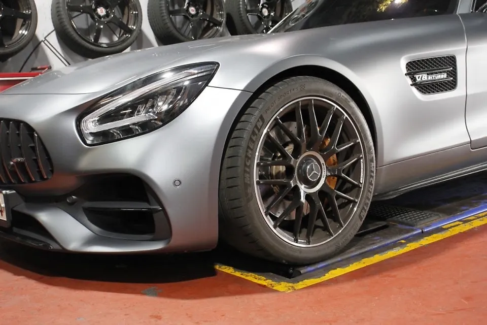 Mercedes-Benz AMG GT wheel repair - Mercedes-Benz AMG GT Wheel Refinishing Review — Matte Black photo 3