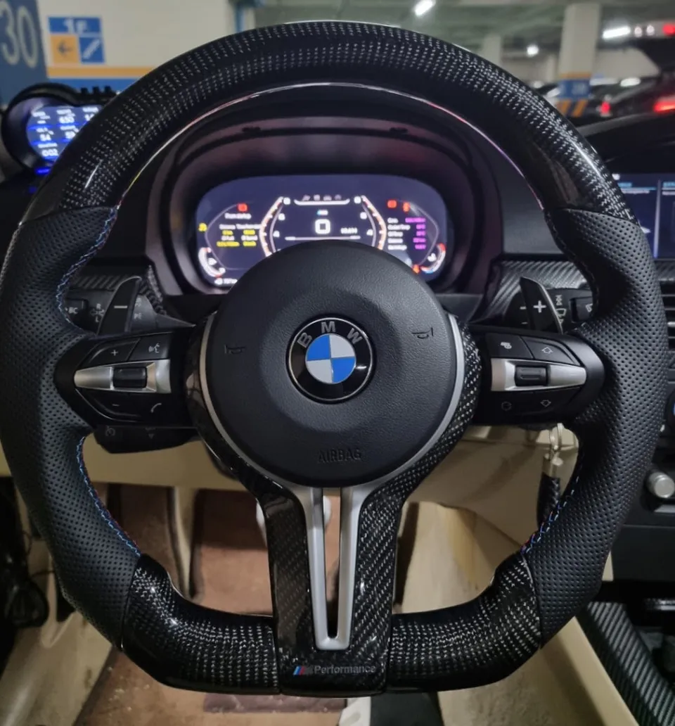BMW 320i G20 steering wheel - BMW 320i Custom Steering Wheel Review: Carbon M-Style Upgrade photo 6
