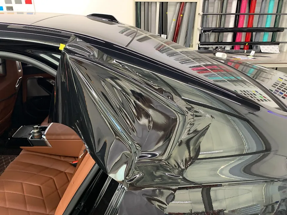 BMW 7 Seriesのカーラッピング事例｜クローム除去でオールブラック化 施工写真 3-2