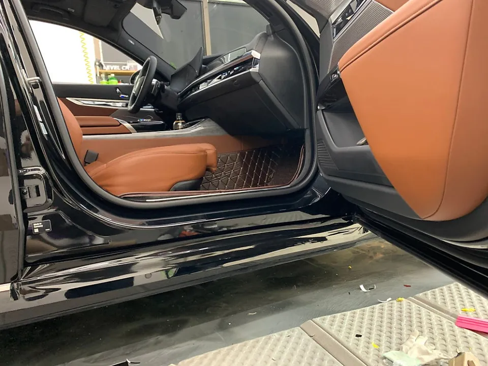 BMW 7 Seriesのカーラッピング事例｜クローム除去でオールブラック化 施工写真 1-3