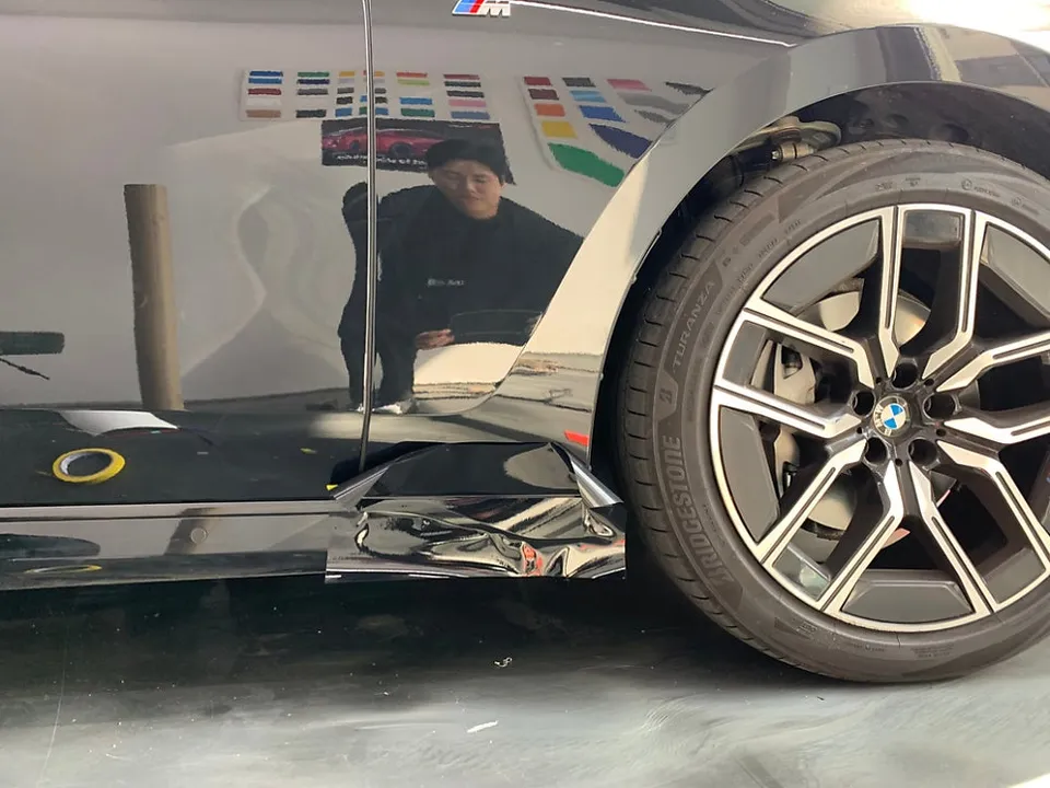 BMW 7 Seriesのカーラッピング事例｜クローム除去でオールブラック化 施工写真 2-3