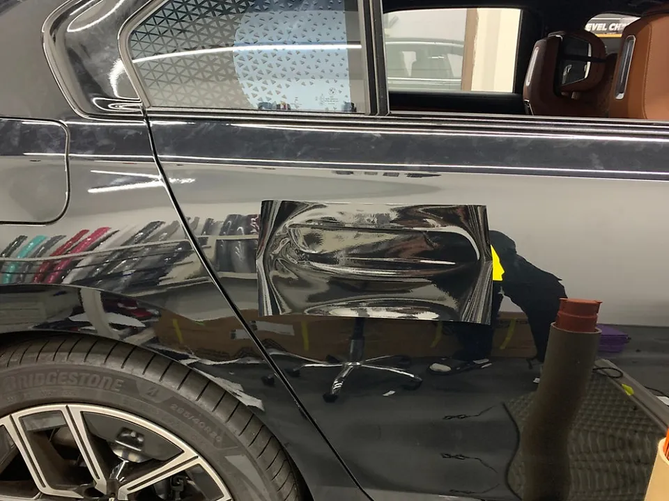 BMW 7 Seriesのカーラッピング事例｜クローム除去でオールブラック化 施工写真 3-3