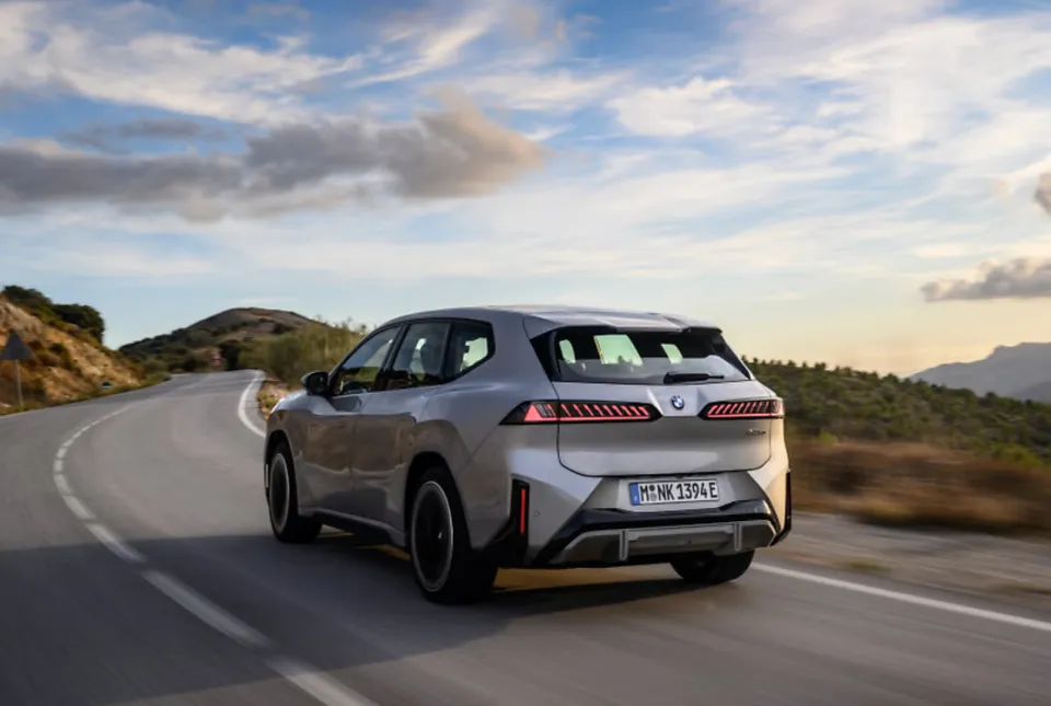 BMW iX3のPPF施工事例|費用目安と仕上がり 施工写真 1-2