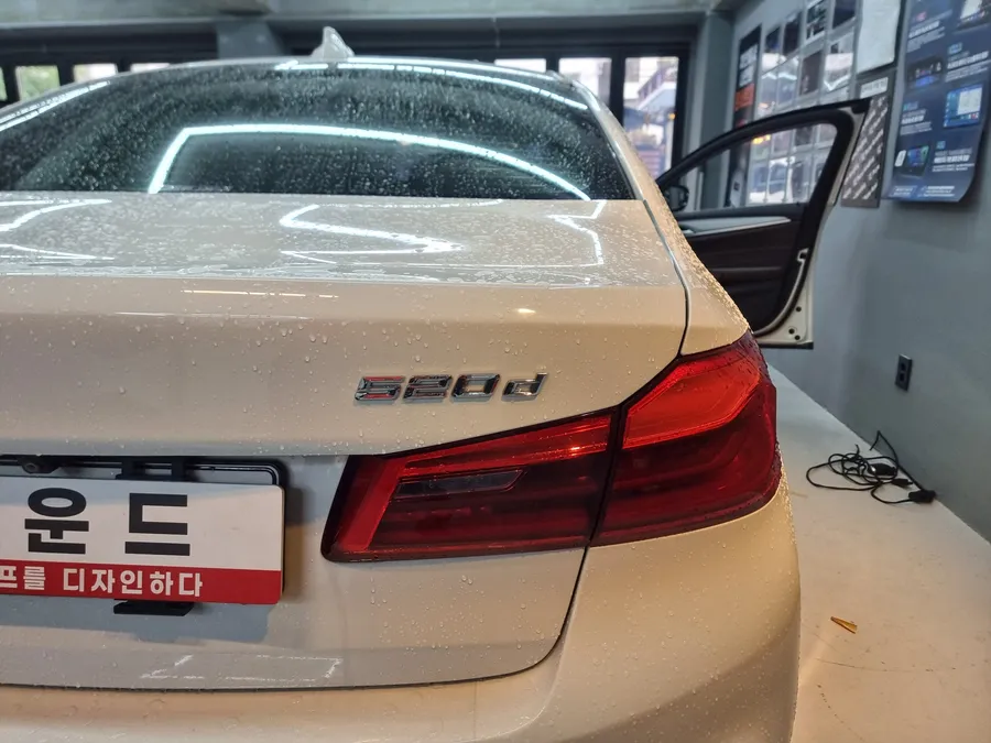 BMW 5 Seriesのドライブレコーダー取付事例 施工写真 1-2