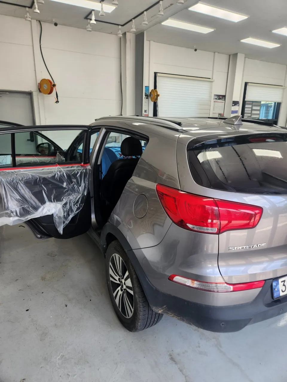Kia Sportageのカーフィルム施工事例 施工写真 4