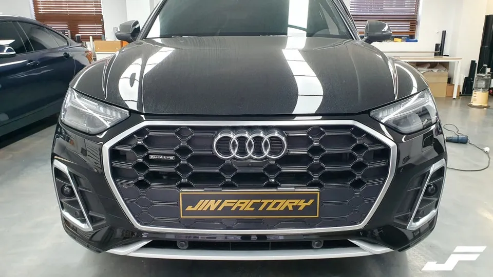 Audi Q5のカーラッピング事例|クロームパーツのブラックアウト 施工写真 2-1
