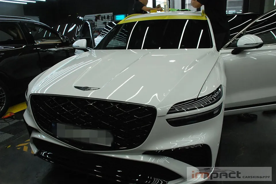 Genesis GV70のカーラッピング事例|高光沢フィルムで高級感アップ 施工写真 3-1