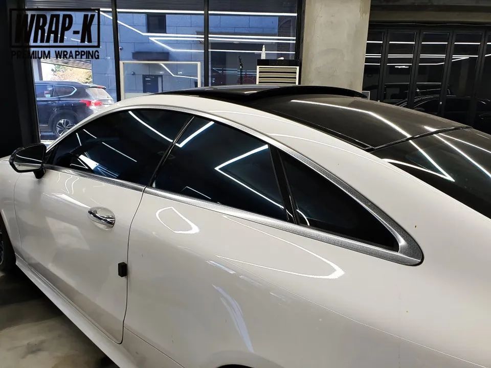 メルセデス・ベンツ Eクラス W213のカーラッピング事例 施工写真 2-3