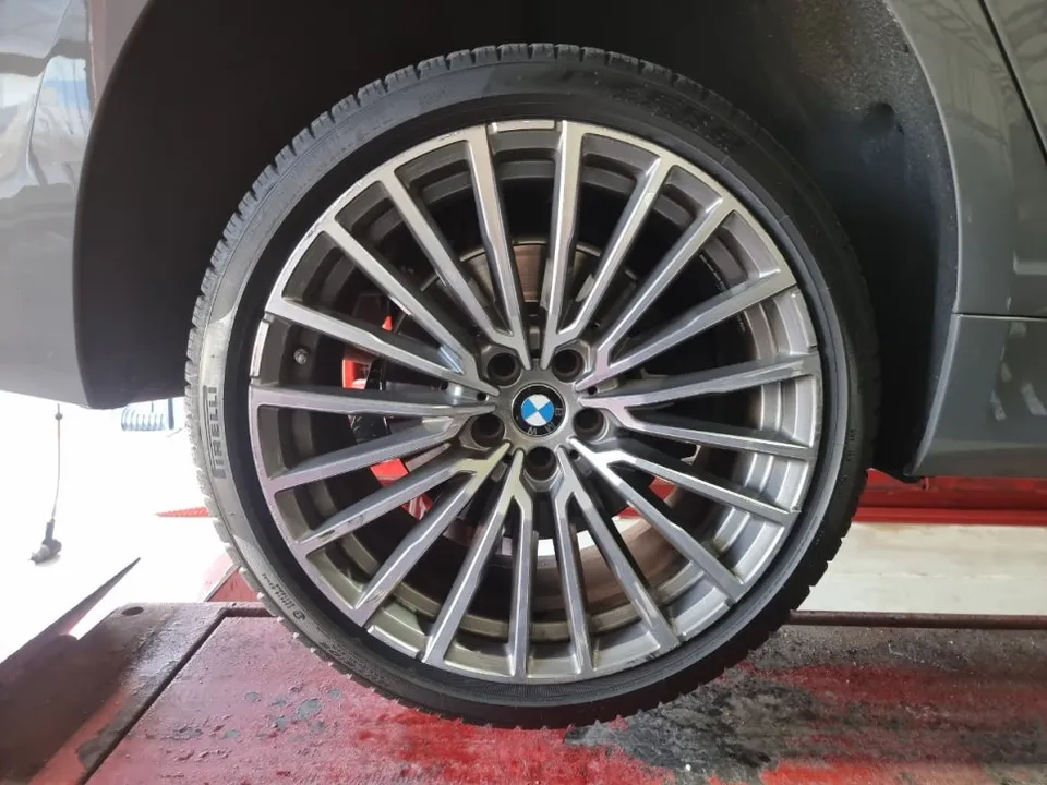 BMW 7 Seriesのホイールリペア・塗装事例 施工写真 1-2