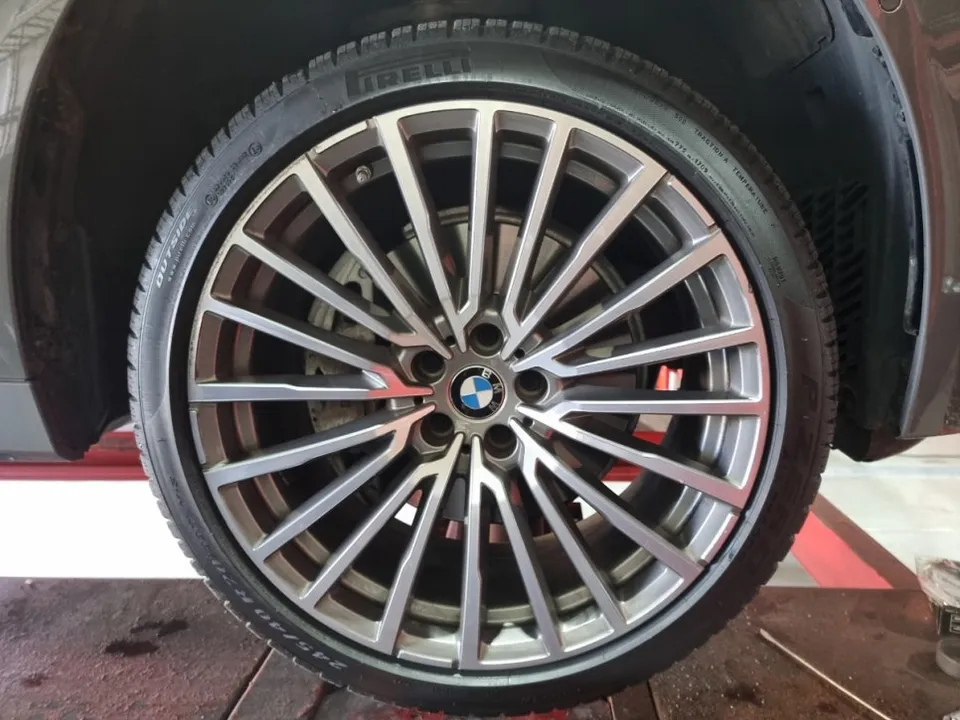 BMW 7 Seriesのホイールリペア・塗装事例 施工写真 2-2