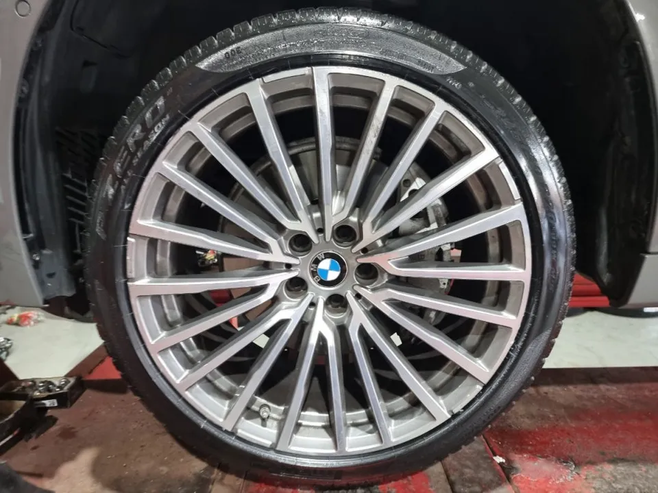 BMW 7 Seriesのホイールリペア・塗装事例 施工写真 1-3