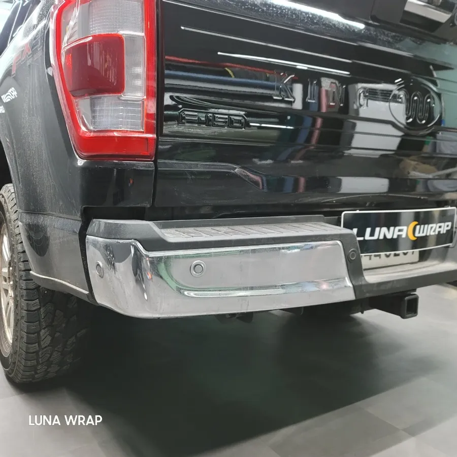 Ford F-150のカーラッピング事例|クロームをブラック化 施工写真 2-2
