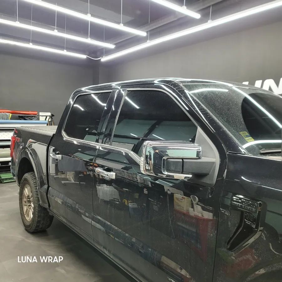 Ford F-150のカーラッピング事例|クロームをブラック化 施工写真 3-2