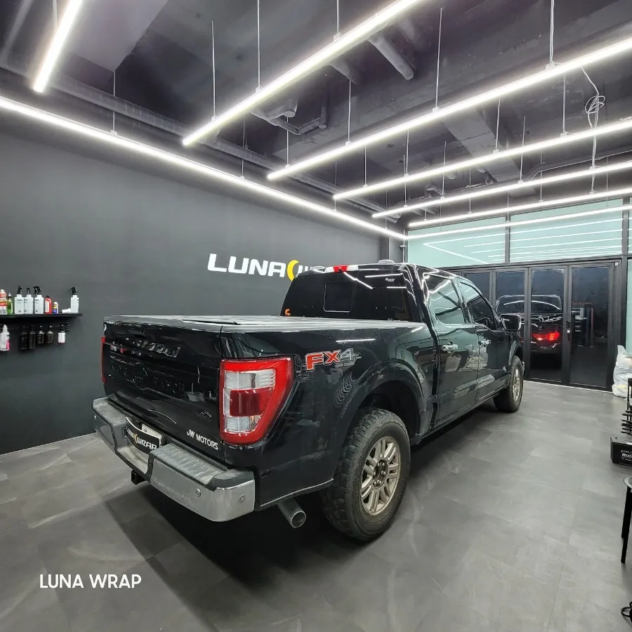 Ford F-150のカーラッピング事例|クロームをブラック化 施工写真 2-3