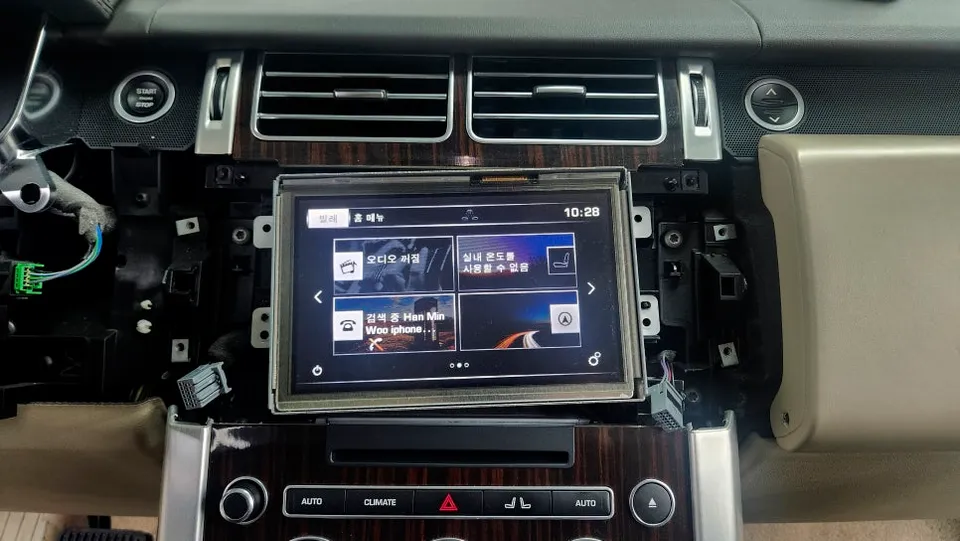 Land Rover Range Rover VogueのAndroid Auto・CarPlay取付事例 施工写真 4-1