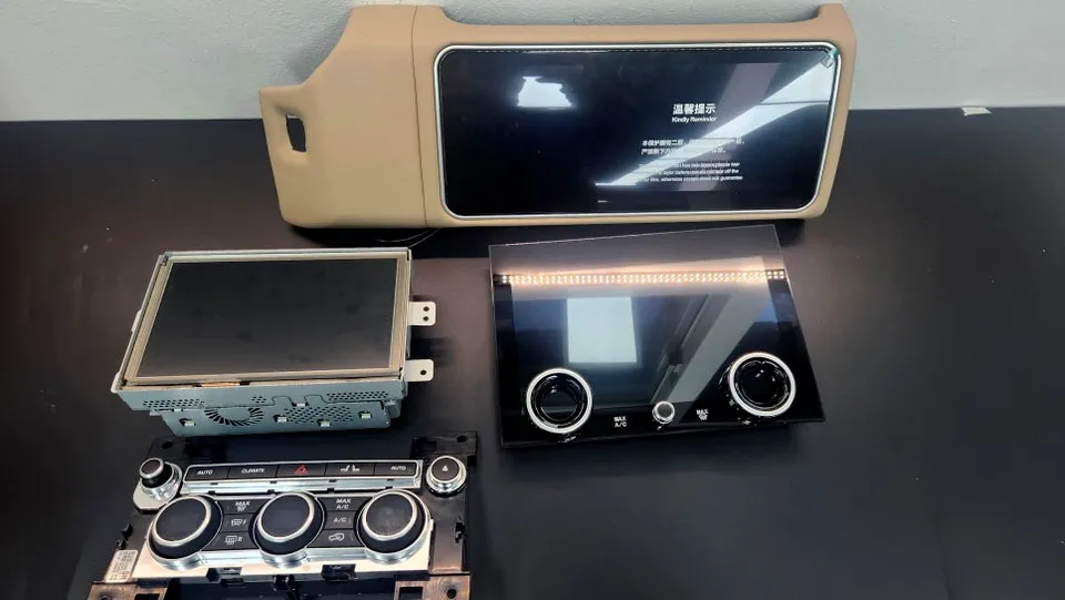 Land Rover Range Rover VogueのAndroid Auto・CarPlay取付事例 施工写真 2-2