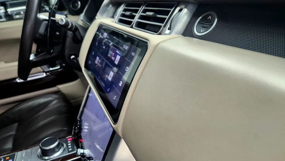 Land Rover Range Rover VogueのAndroid Auto・CarPlay取付事例 施工写真 3-2