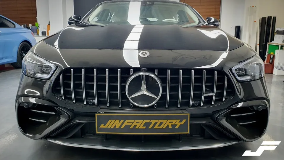 Mercedes-Benz AMG GTのカーラッピング事例｜クローム除去で印象激変 施工写真 3-2