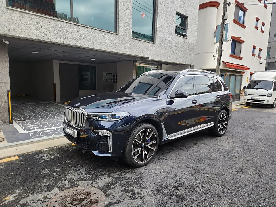 BMW X7のカーラッピング事例：クローム除去でブラックアウト化 施工写真 1-1