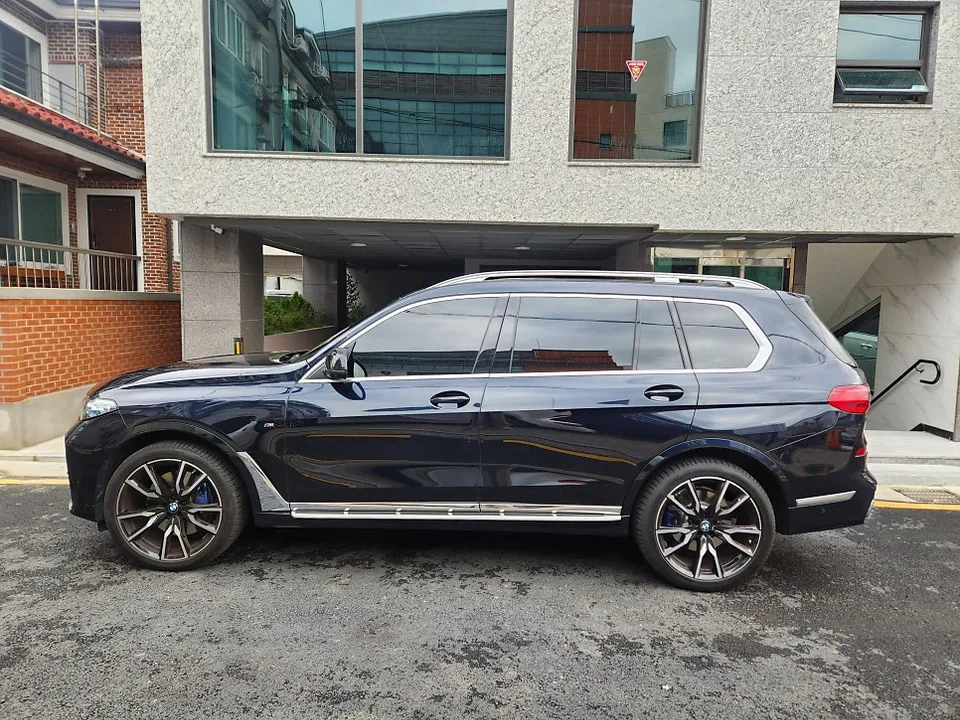 BMW X7のカーラッピング事例：クローム除去でブラックアウト化 施工写真 2-1