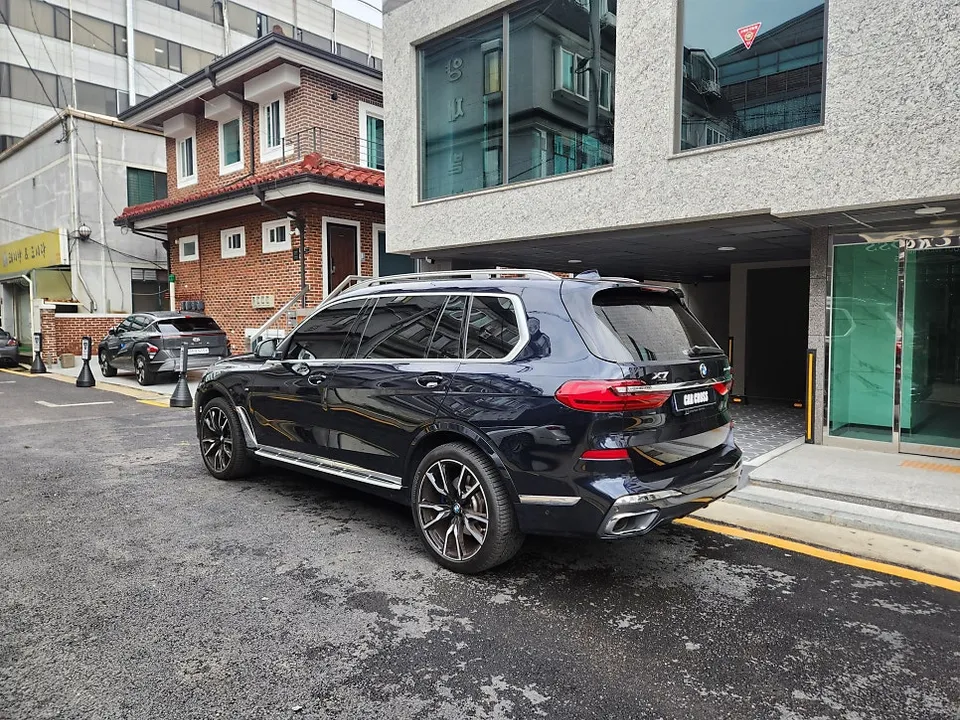 BMW X7のカーラッピング事例：クローム除去でブラックアウト化 施工写真 3-1