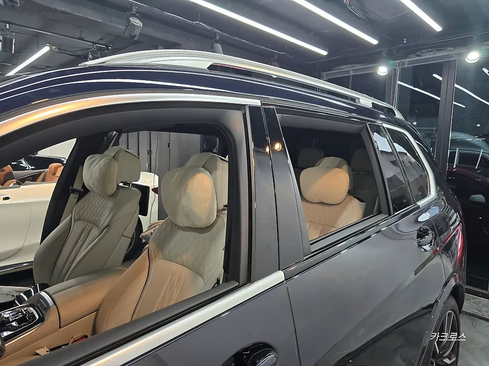 BMW X7のカーラッピング事例：クローム除去でブラックアウト化 施工写真 2-2