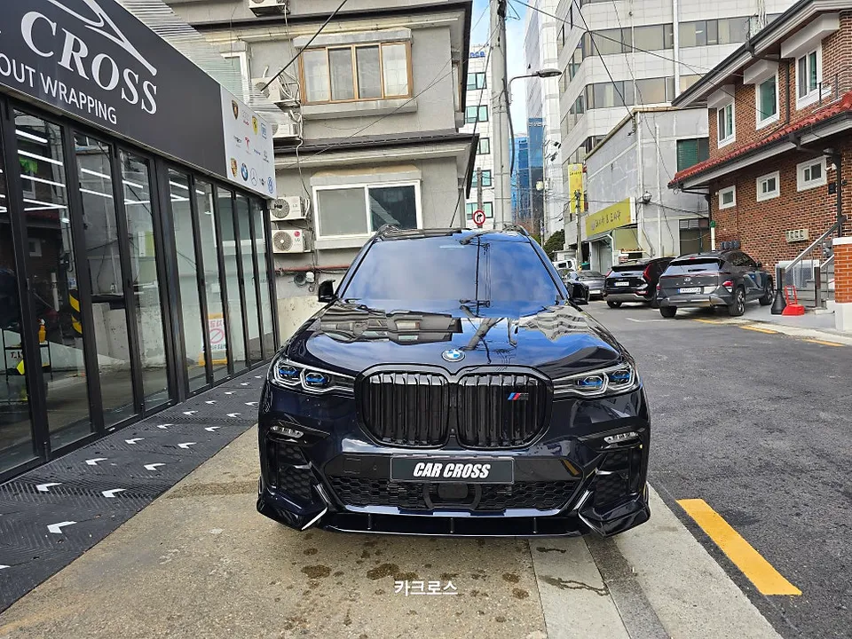 BMW X7のカーラッピング事例：クローム除去でブラックアウト化 施工写真 3-2