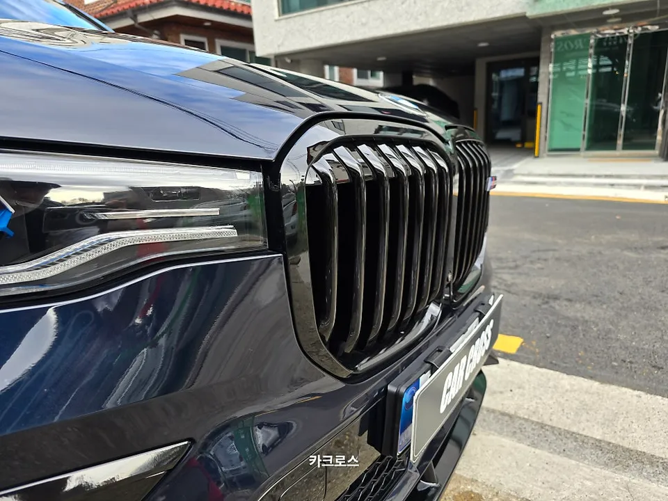 BMW X7のカーラッピング事例：クローム除去でブラックアウト化 施工写真 2-3